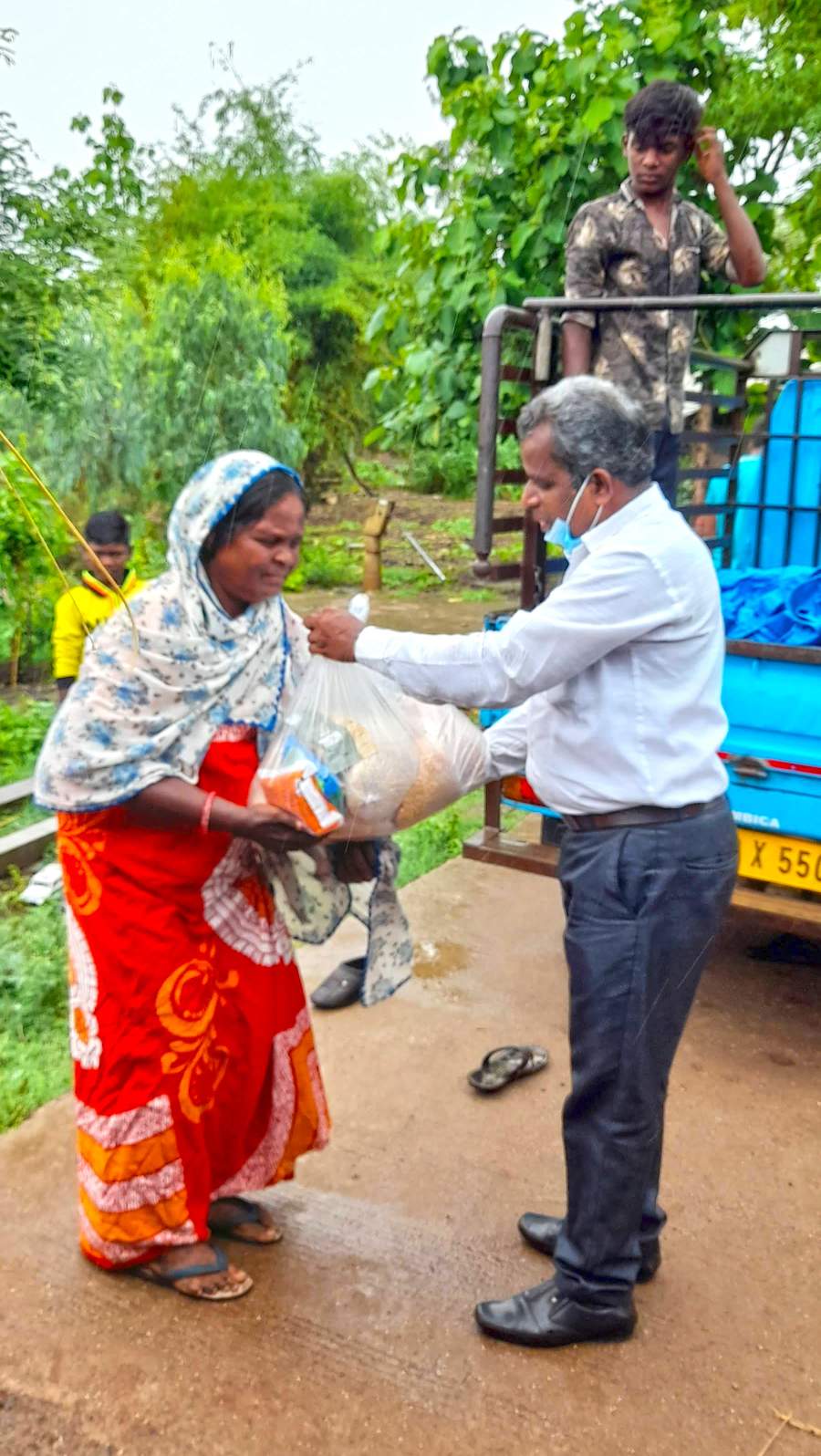 A pastor in  Gujarat distributes food during COVID. Christians are a small minority in Gujarat but take the lead in showing care for those in need.