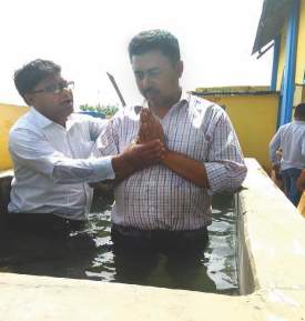 Pastor Sanjeev baptizes Ashok Kumar.