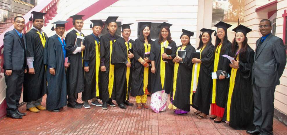 2017 graduates from Darjeeling Bible Training Center with Pastors Mhontsen Lotha (l) and Pradeep Kumar (r).