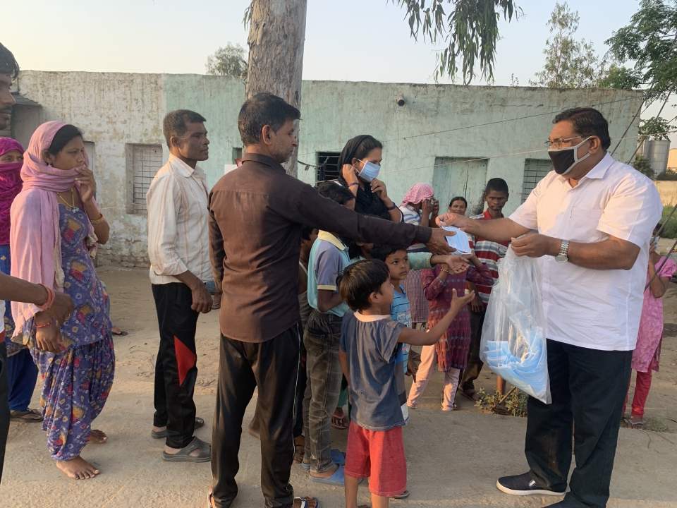 Pastor Koshy distributes masks to villagers in Punjab.